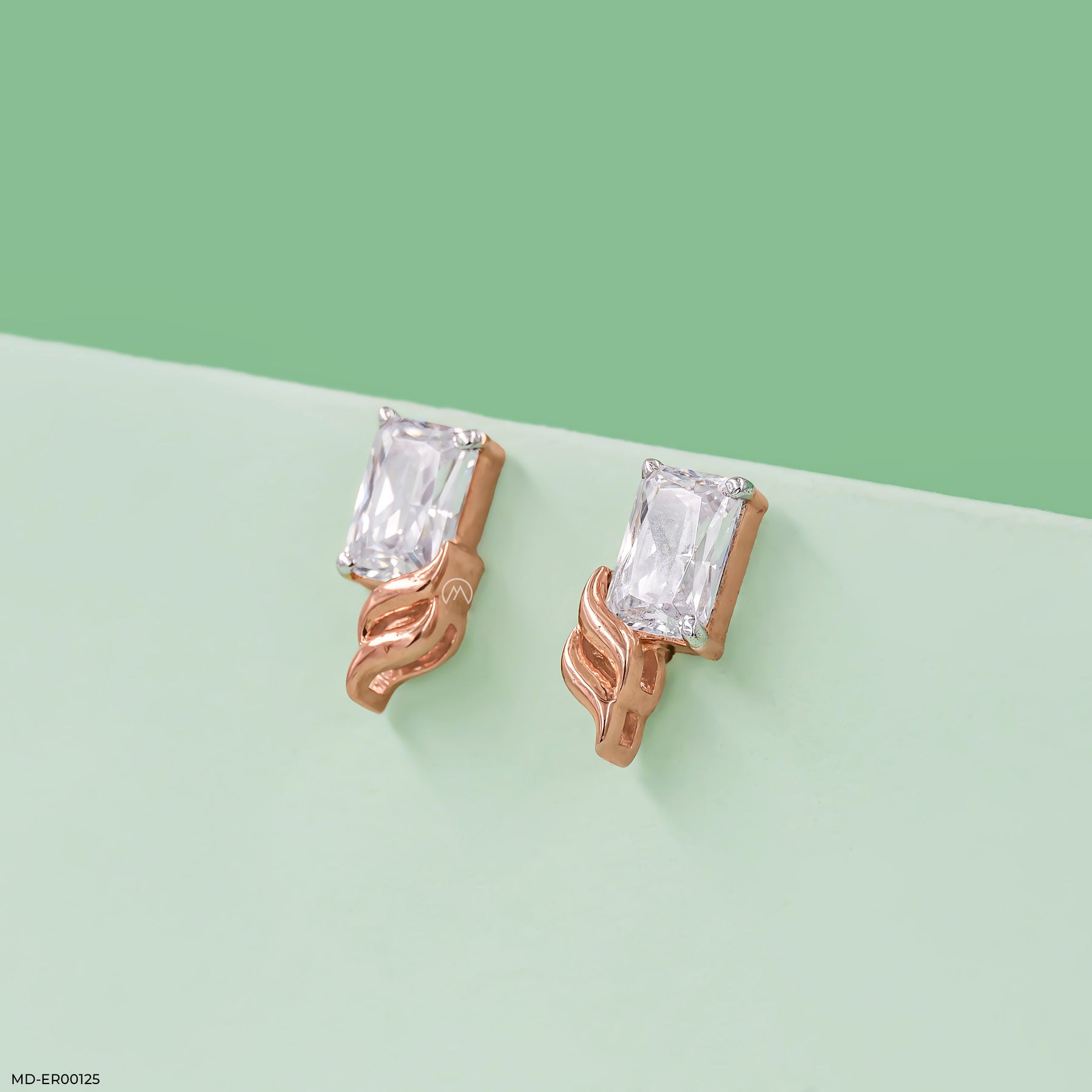 0.8 Carat Emerald Flame Earrings Platinum 950