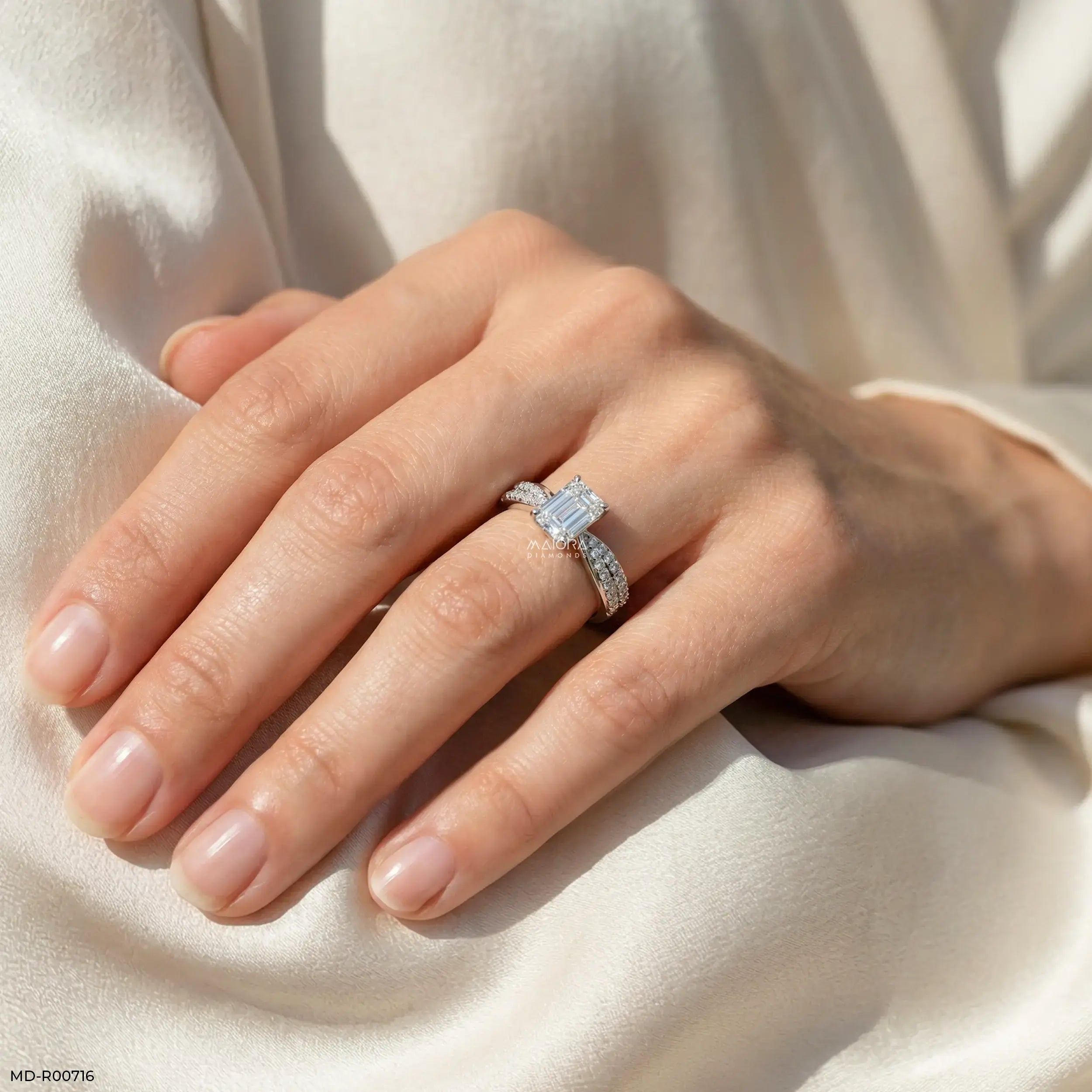 Exquisite Emerald Solitaire Diamond Ring 9K Yellow Gold