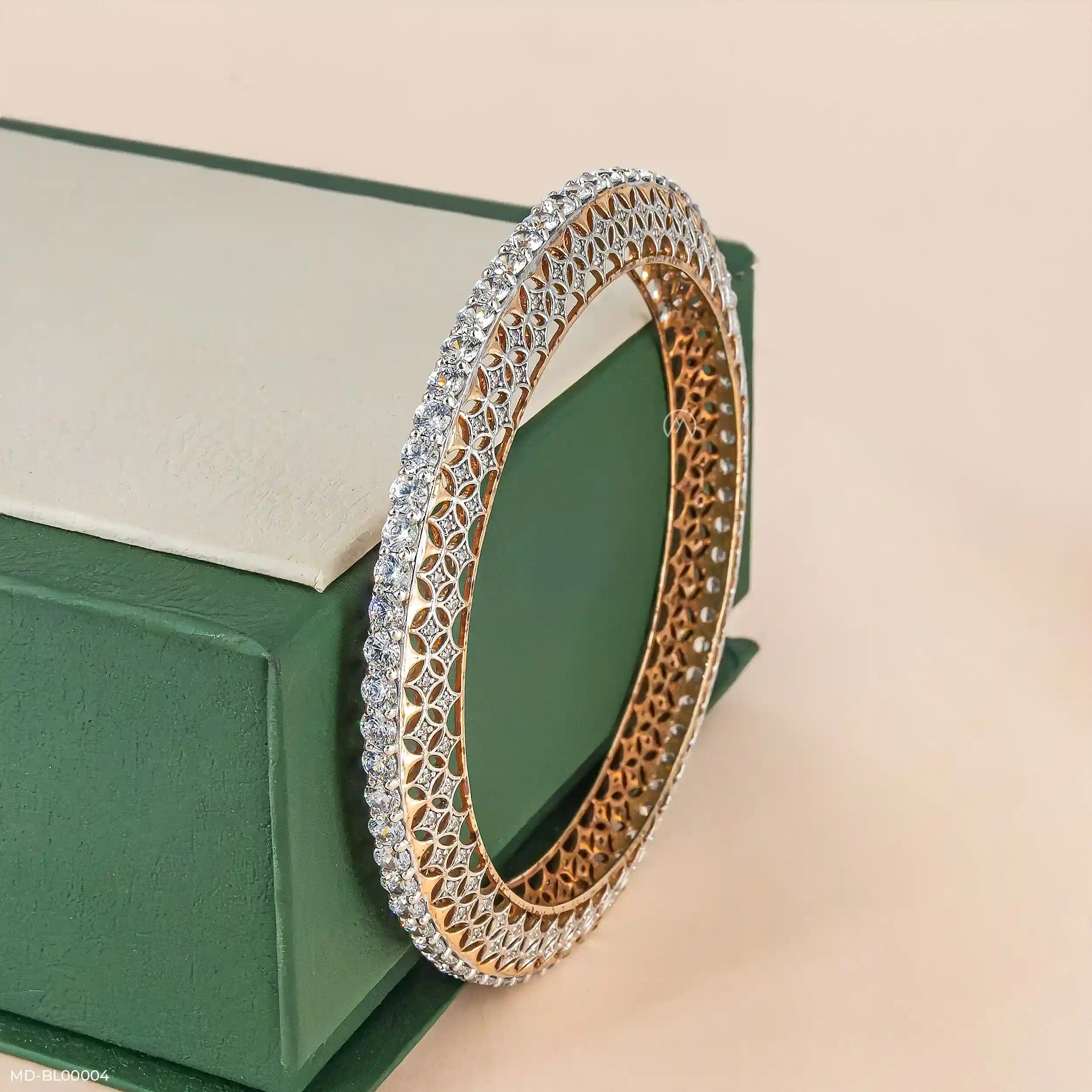 15 Cent Solitaire Single Line Spark Bangle 18K Rose Gold