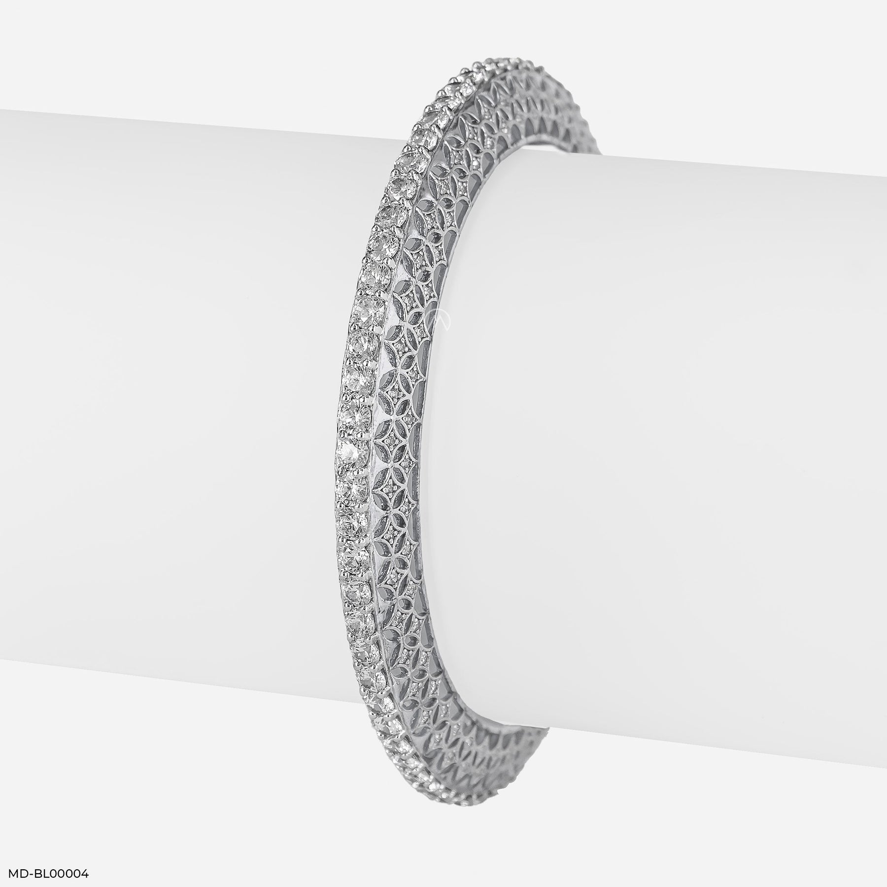 15 Cent Solitaire Single Line Spark Bangle 18K White Gold