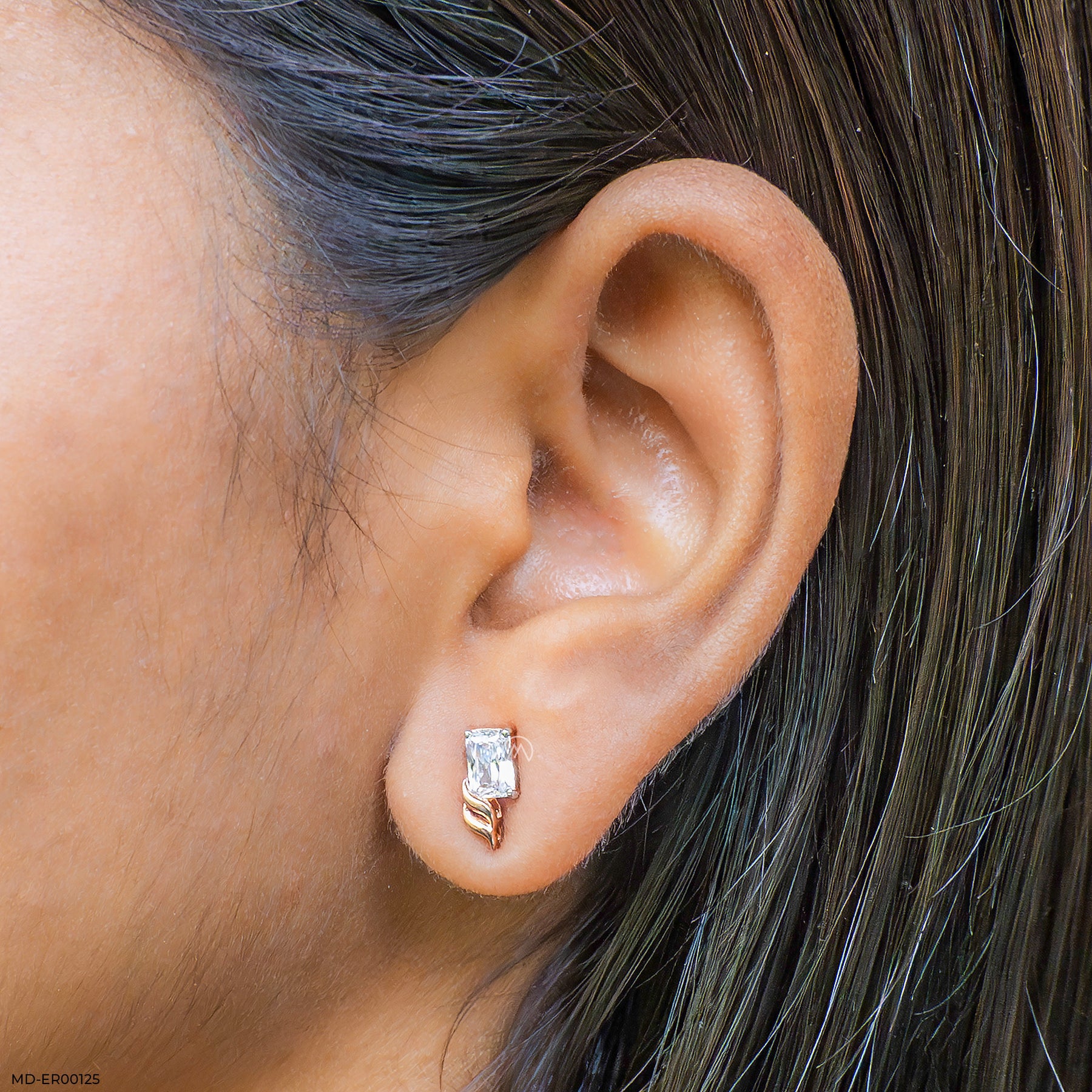 0.8 Carat Emerald Flame Earrings 18K Yellow Gold