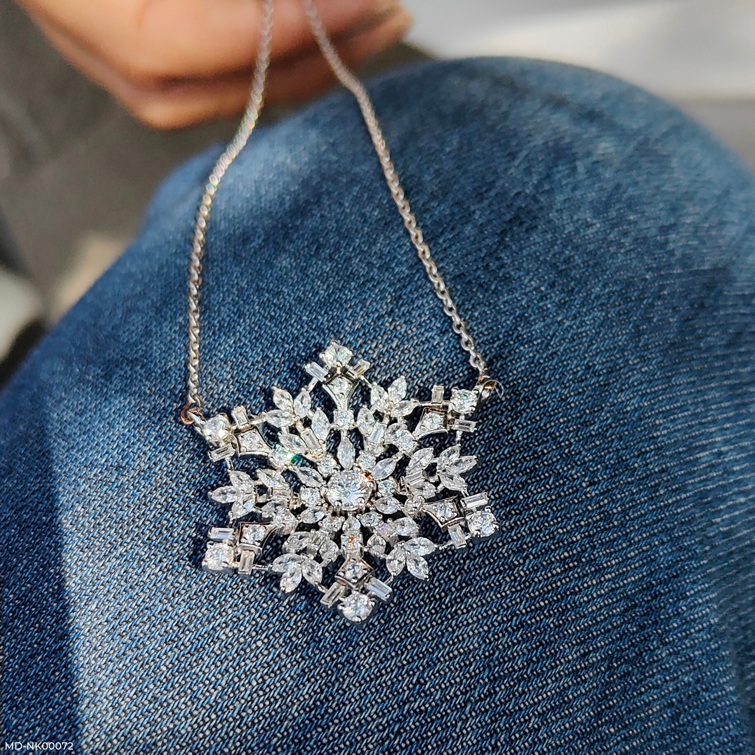 Palm Leaf Glamour Diamond Necklace 9K White Gold