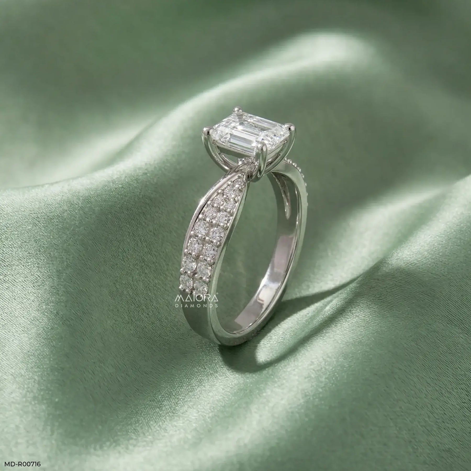 Exquisite Emerald Solitaire Diamond Ring Platinum 950