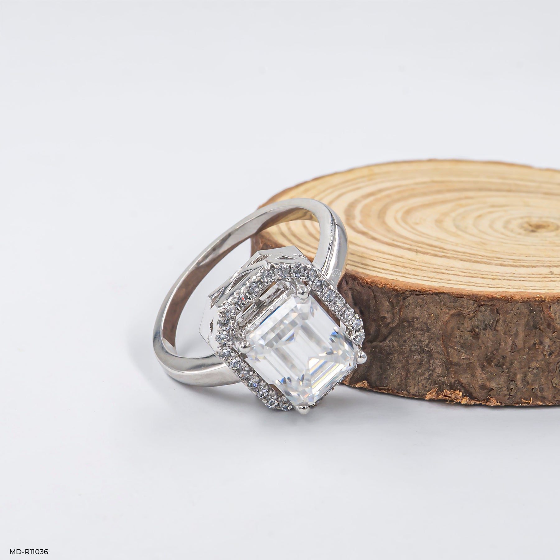 The Majestic Emerald Ring 18K White Gold