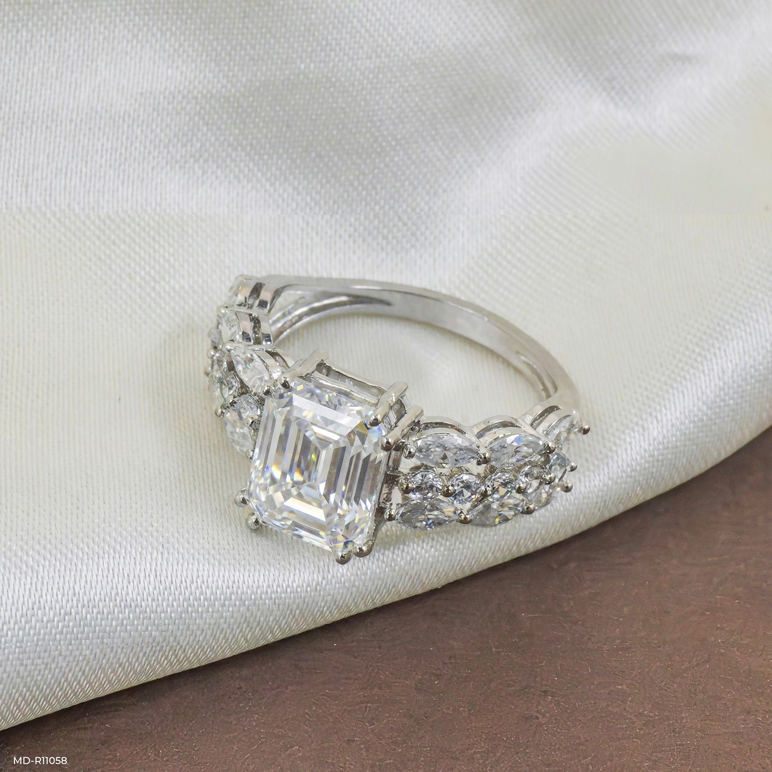 Regal Emerald Solitaire Diamond Rings Platinum 950