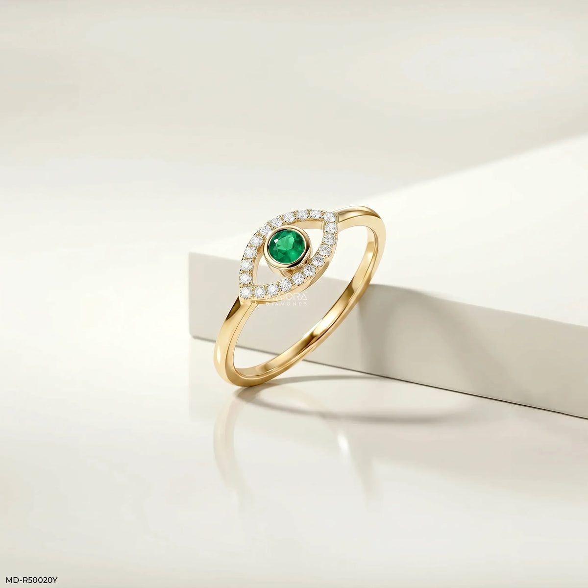 Eye Round Emerald Diamond Ring