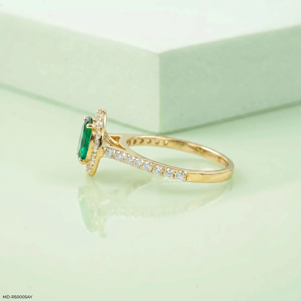 Nature Beauty Oval Emerald Diamond Ring